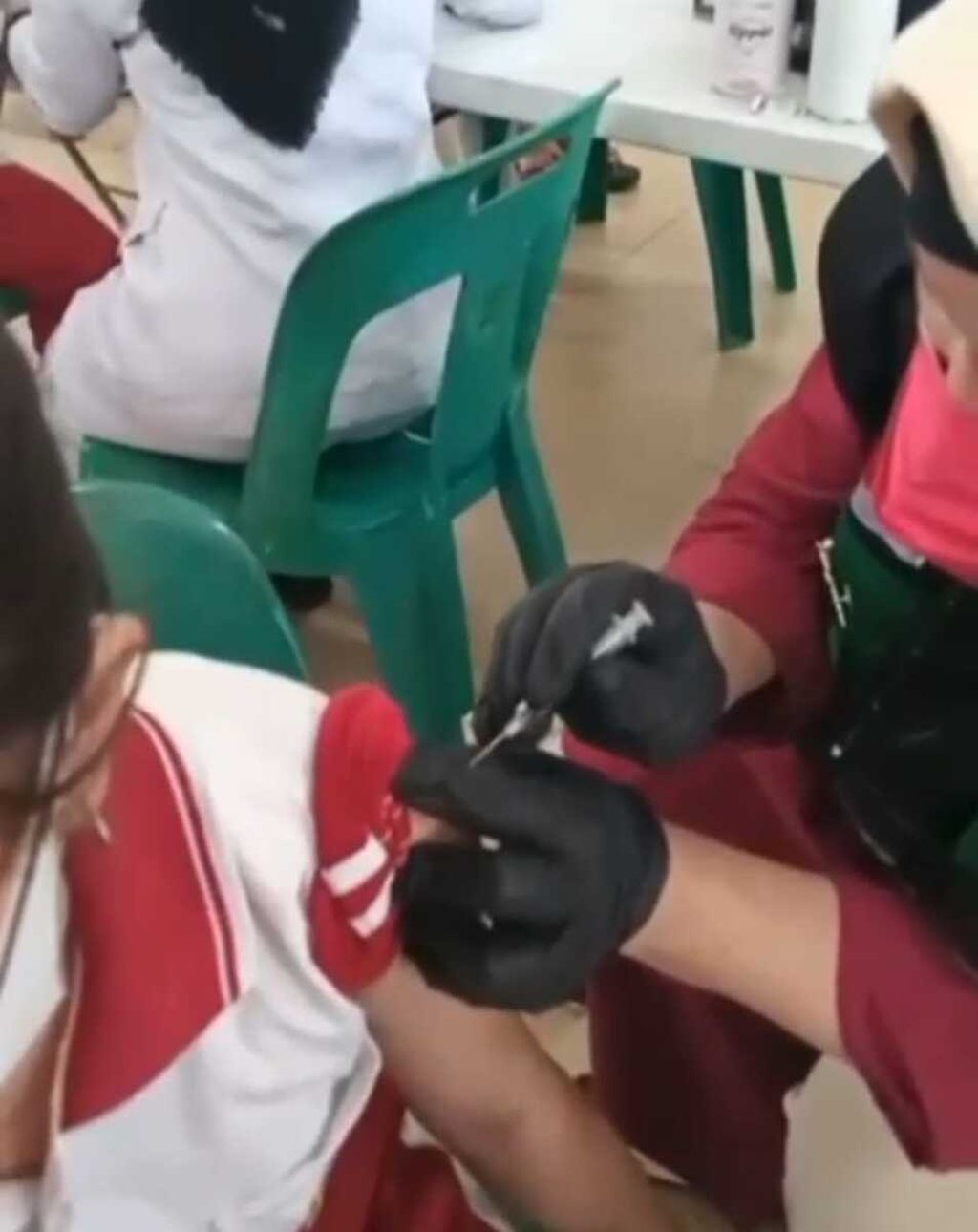 Video tenaga medis diduga melakukan vaksinasi suntikan kosong terhadap anak SD di sebuah sekolah swasta di Medan, Sumatera Utara, Senin (17/1/2022). 