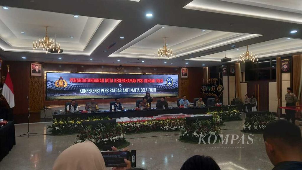 Konferensi pers dugaan pengaturan skor pertandingan sepak bola Liga Indonesia dan pengungkapan situs judi Sbotop yang diduga menyelenggarakan pasar taruhan di Indonesia dipimpin oleh Kepala Polri Jenderal (Pol) Listyo Sigit Prabowo (tengah), Rabu (13/12/2023), di Jakarta.
