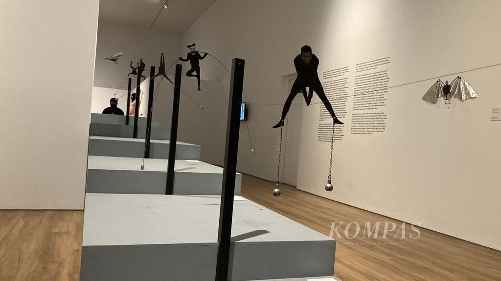 Instalasi seni karya perupa Agus Suwage ditampilkan pada pameran bertajuk “The Theater of Me” di Museum Seni Modern dan Kontemporer di Nusantara (Macan), Jakarta, Jumat (9/9/2022).