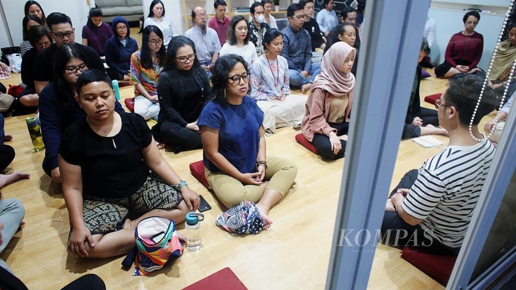 Kegiatan komunitas meditasi Tergar Indonesia di Jakarta, Kamis (6/2/2020).