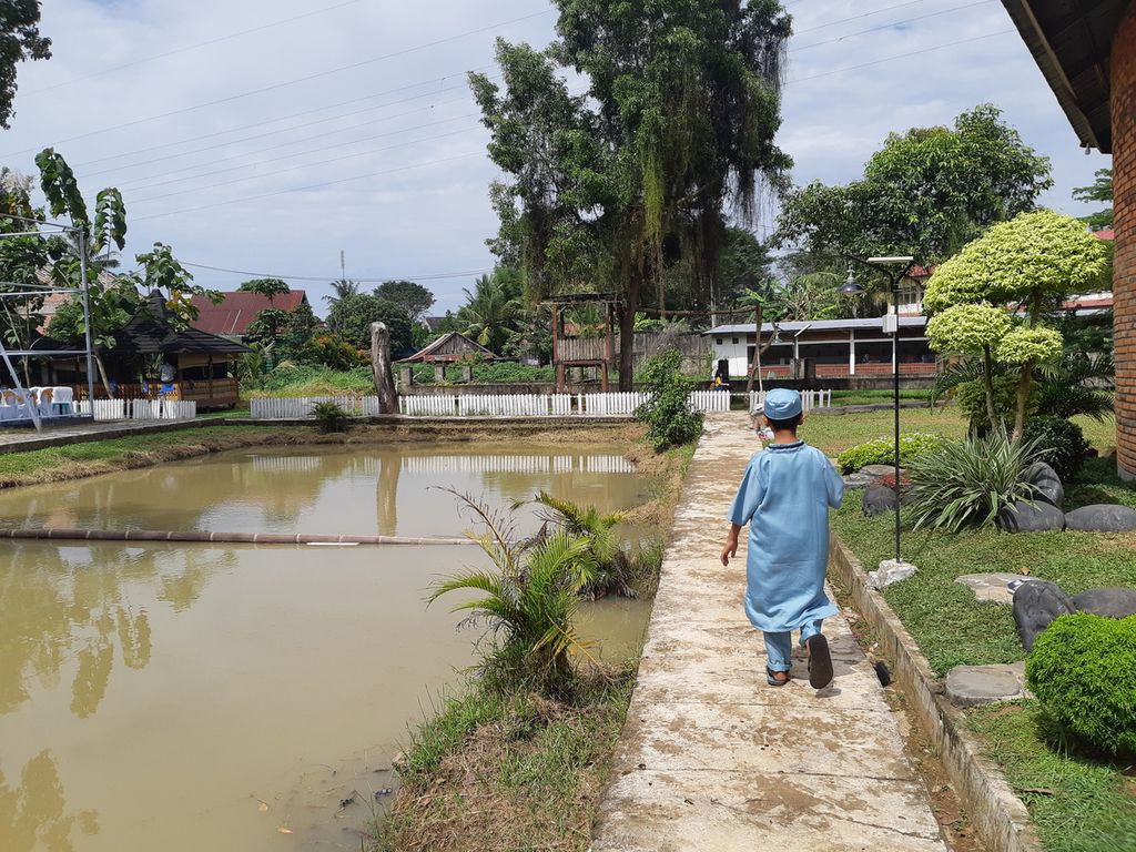 Seorang anak sedang berjalan di Sekolah Alam Palembang, Sabtu (19/6/2021). Di sini siswa diajak untuk dapat belajar menyatu dengan alam dan terbiasa berpikir kreatif.