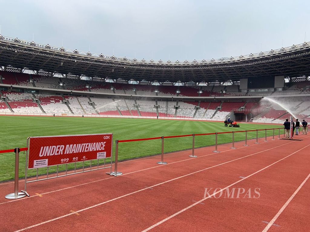 Pekerja menyirami rumput baru lapangan Stadion Utama Gelora Bung Karno, Jakarta, Rabu (28/9/2022). Perbaikan lapangan telah berlangsung sejak Mei 2022 dan saat ini perkembangannya menyentuh 95 persen