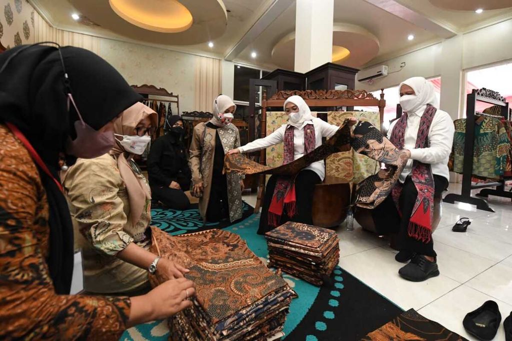 Ny Iriana Joko Widodo dan Ny Wury Ma'ruf Amin beserta rombongan OASE KIM berkunjung ke Sentra Batik Windasari, Kabupaten Sragen, Jawa Tengah, Kamis (22/9/2022).