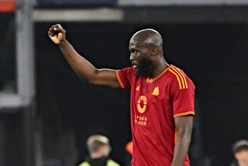 AS Roma player, Romelu Lukaku, celebrated his goal against Juventus in an Italian League match at the Olympico Stadium in Rome, Italy, on Monday (6/5/2024) early morning WIB. AS Roma played to a 1-1 draw.