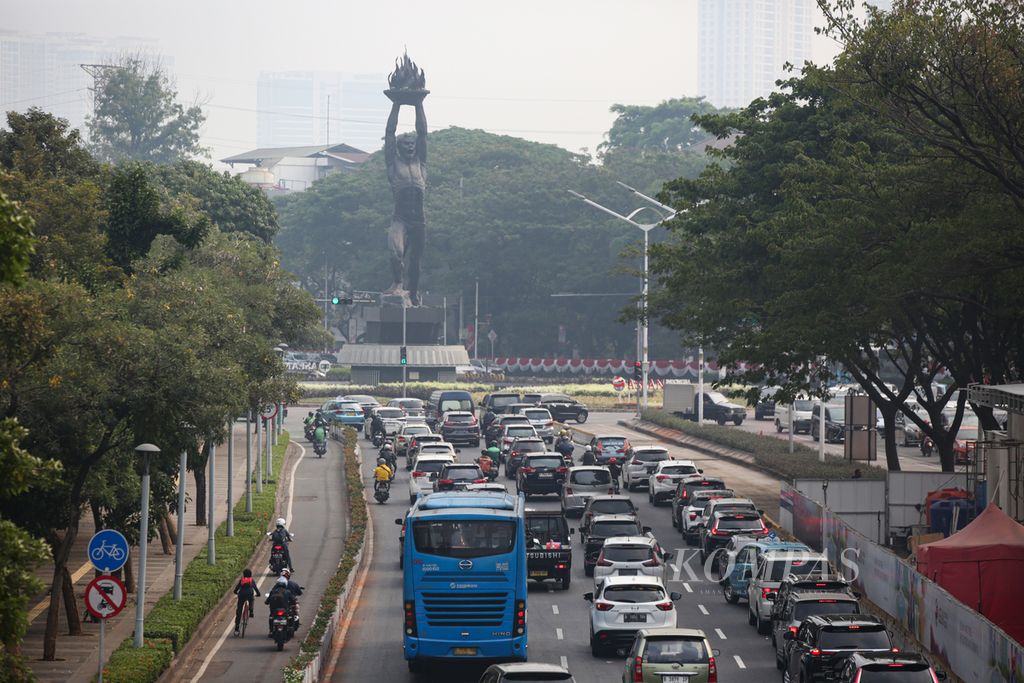 Kemacetan di ruas jalan protokol Jenderal Sudirman di kawasan Senayan, Jakarta, Rabu (23/8/2023). 