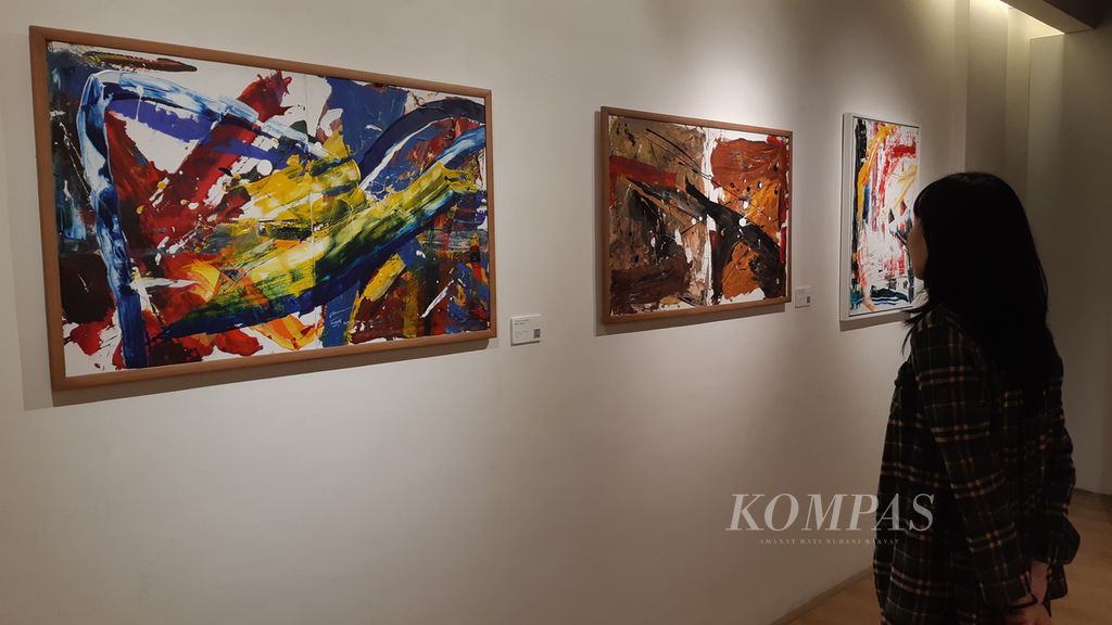 Deretan lukisan abstrak karya penyintas autis Tengku Omar Athallah (21) ditampilkan di pameran Beyond Boundaries - A Canvas of Infinite Abilities di Galeri Artsphere, Dharmawangsa Square, Jakarta, Selasa (2/4/2024). 