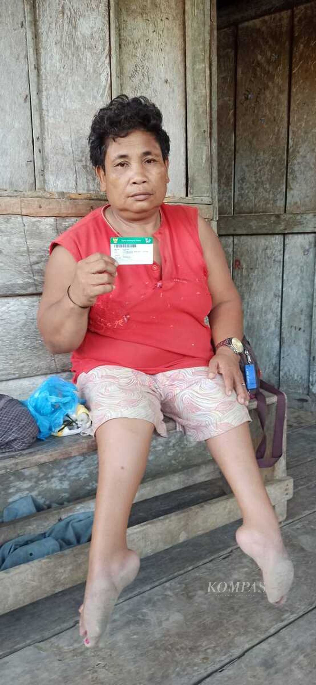 Helma Saloga (51), warga Dusun Sibeotcun, Desa Malancan, Siberut Utara. Ia lahir dengan kondisi disabilitas fisik di bagian kaki. Ketika ayah dan ibunya meninggal, hidupnya telantar. Meski diizinkan tinggal di rumah keluarganya, dia sama sekali tidak punya hak atas ladang milik keluarga ayahnya.