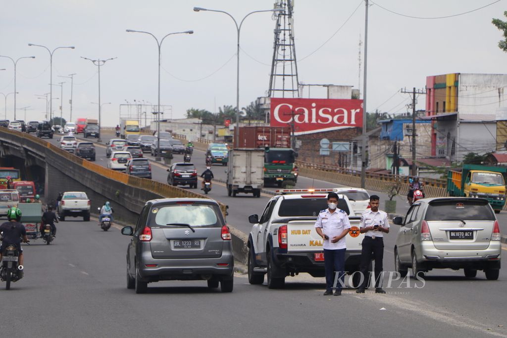 Petugas Dinas Perhubungan Pemerintah Provinsi Sumatera Utara menertibkan lalu lintas jalan di Jalan Sisingamangaraja, Medan, Sumatera Utara, Sabtu (7/1/2022). 