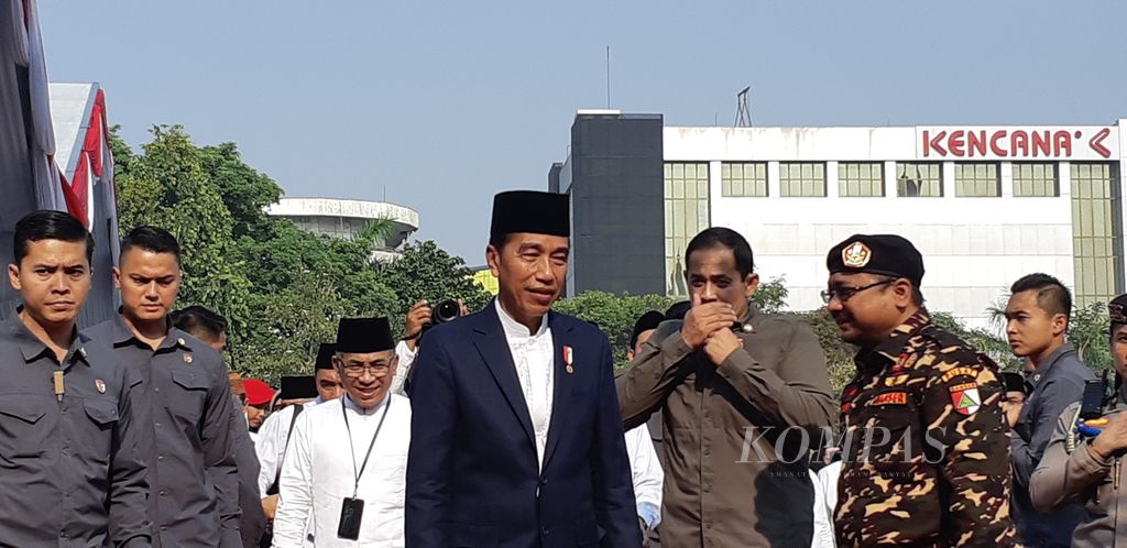 Presiden Joko Widodo seusai menjadi pembina Apel Hari Santri 2023 di Tugu Pahlawan, Surabaya, Jawa Timur, Minggu (22/10/2023). 