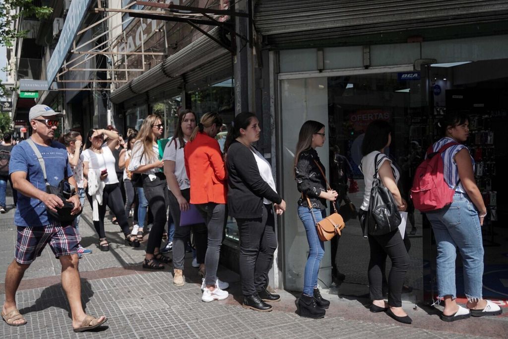 Para pencari kerja sedang mengantre untuk wawancara kerja di luar toko elektronik di Montevideo, Uruguay, pada 9 Januari 2020. 