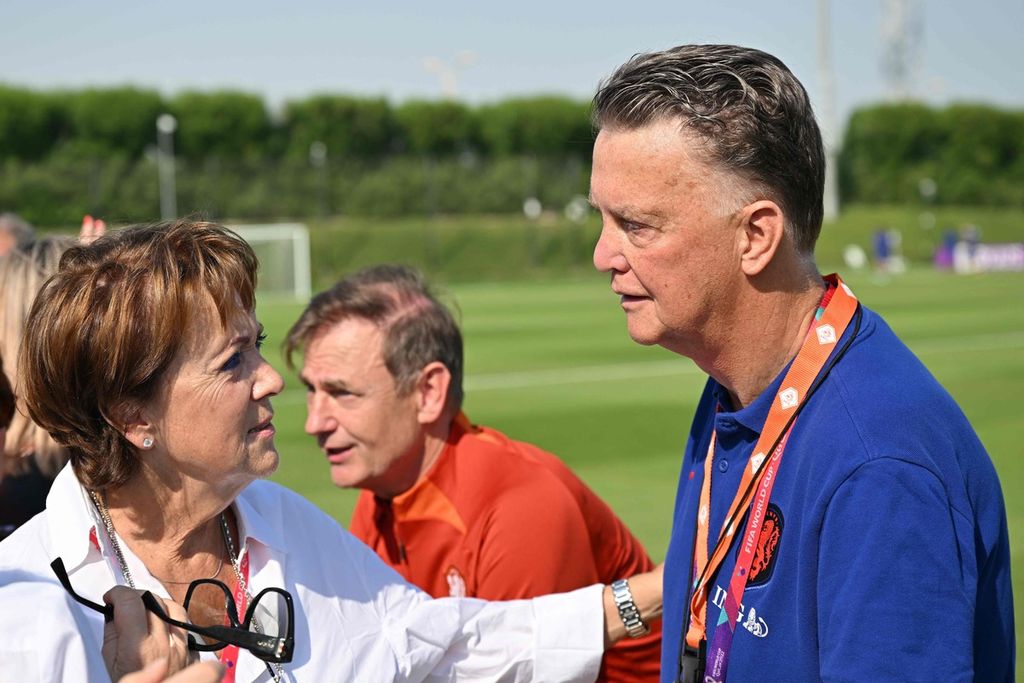 Netherlands' coach Louis Van Gaal (R) talks with his wife Truss Van Gaal during a meeting with relatives after a training session at Qatar University training ground in Doha on November 22, 2022 during the Qatar 2022 World Cup football tournament.