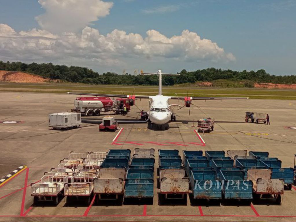 Pesawat Wings Air mendarat di Bandara Hang Nadim, Kota Batam, Kepulauan Riau, Rabu (20/3/2022).