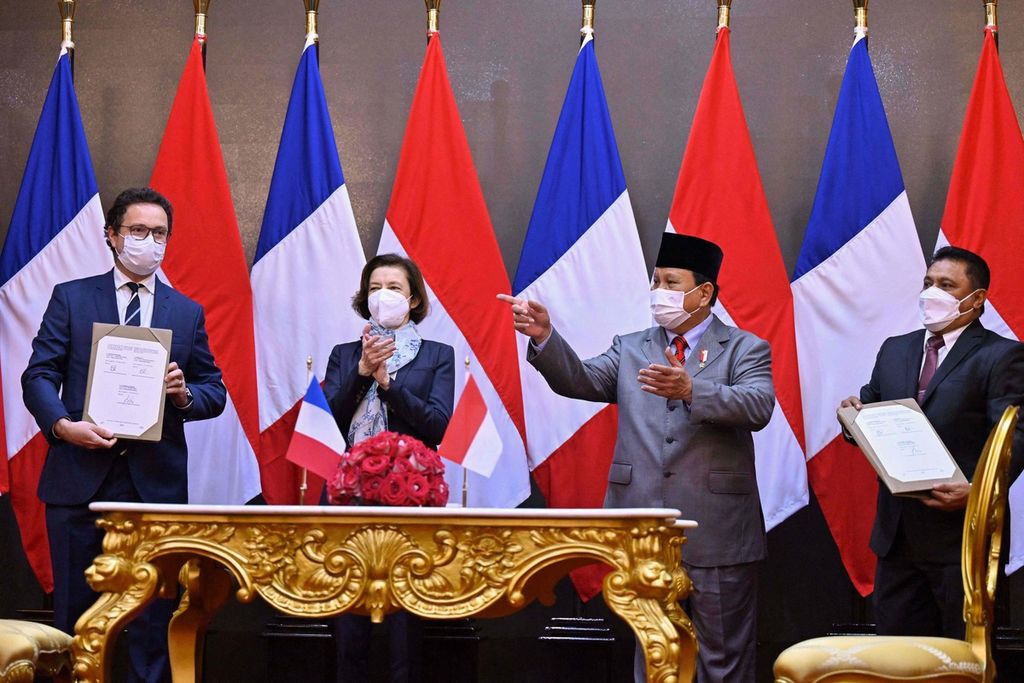 Menteri Pertahanan RI Prabowo Subianto (ketiga dari kiri) dan Menteri Pertahanan Perancis Florence Parly (kedua dari kiri) menyaksikan upacara penandatangana nota kesepahaman antara kedua negara di kantor Kementerian Pertahanan di Jakarta, Kamis (10/2/2022). 