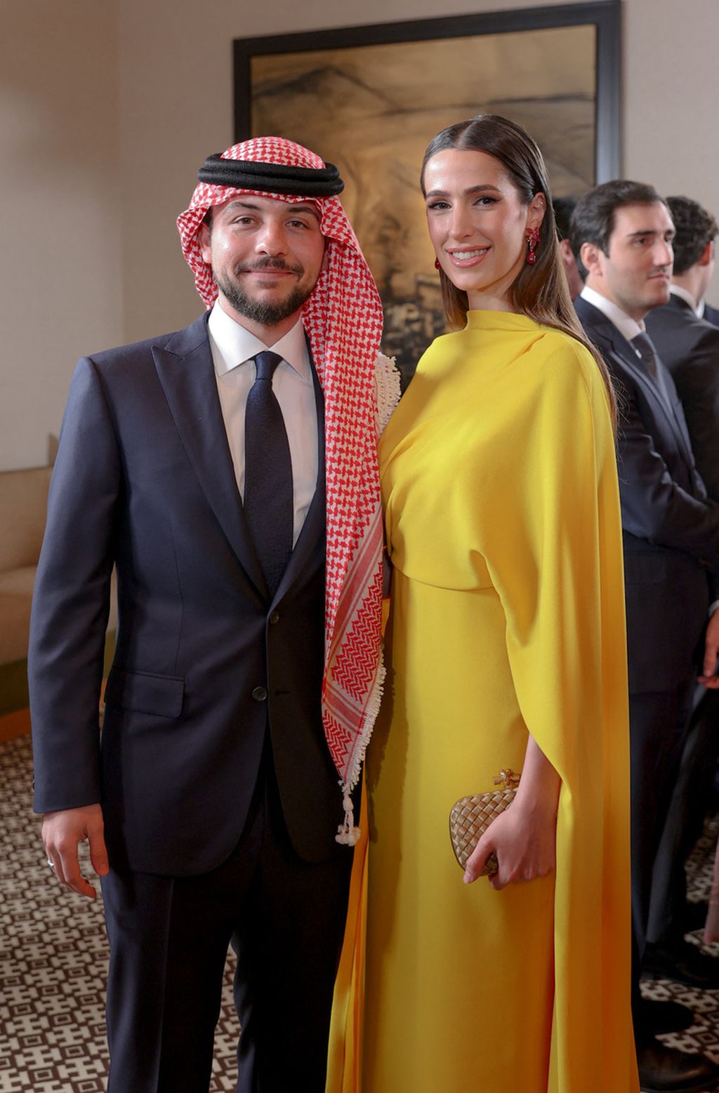 Putra mahkota Jordania Pangeran Hussein dan tunangannya, Rajwa al-Saif, menghadiri pernikahan saudarinya, Putri Iman, di Amman, 12 Maret 2023.