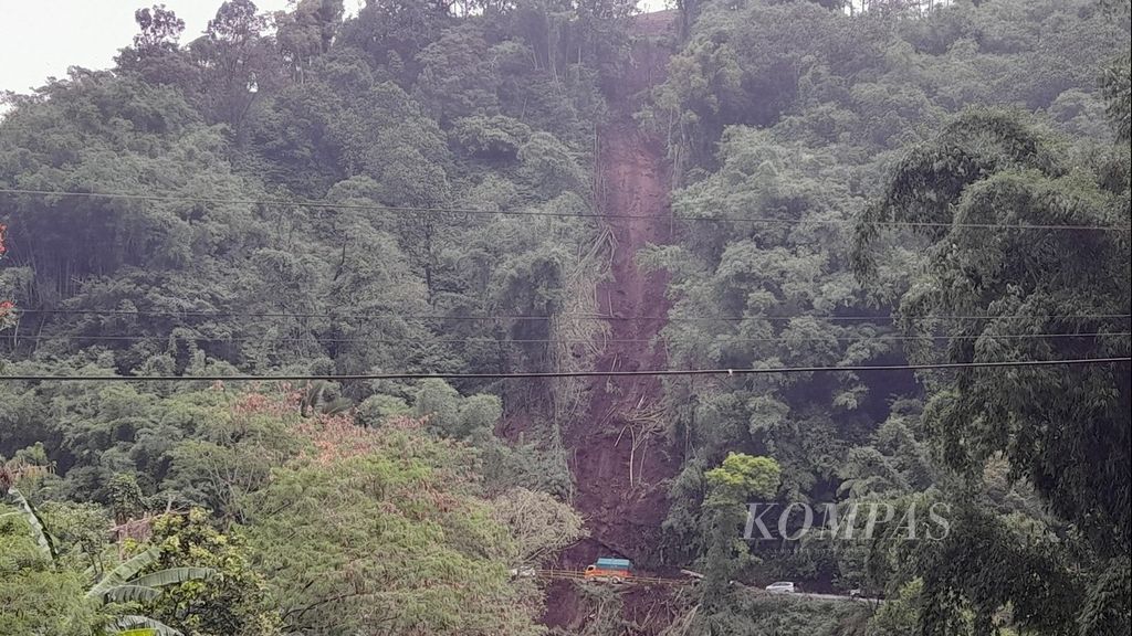 Tebing setinggi lebih dari 150 meter di Desa Sukomulyo, Kecamatan Pujon, Kabupaten Malang, Jawa Timur, longsor pada Senin (27/2/2023) malam. Akibatnya arus kendaraan yang melintas terganggu.