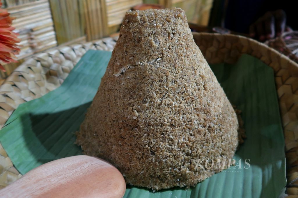  Tampilan makanan tradisional Alor yang disebut ubi kering dalam acara Festival Melang Bila (Lumbung Pangan) di Kabupaten Alor, Nusa Tenggara Timur, Jumat (13/9/2024).