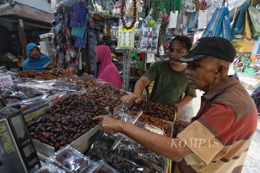 Pembeli memilih kurma yang akan dibelinya di Pasar Jatinegara, Jakarta, Jumat (8/3/2024).