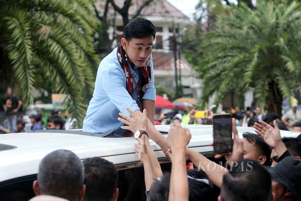 Gibran Rakabuming Raka greeted his supporters after registering as a prospective presidential and vice-presidential candidate alongside Prabowo Subinato for the 2024 election at the Election Commission office in Jakarta on Wednesday (25/10/2023). Prabowo and Gibran are supported by nine political parties that are part of the Indonesia Maju Coalition.