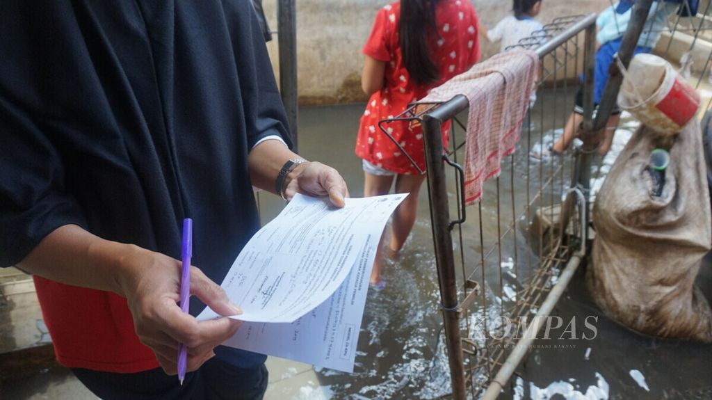  A resident receives a C6 form in Citeureup Village, Daeyuhkolot District, Bandung Regency, Monday (15/4/2019). This form is proof of citizens as the owner of the right to vote in the General Election..