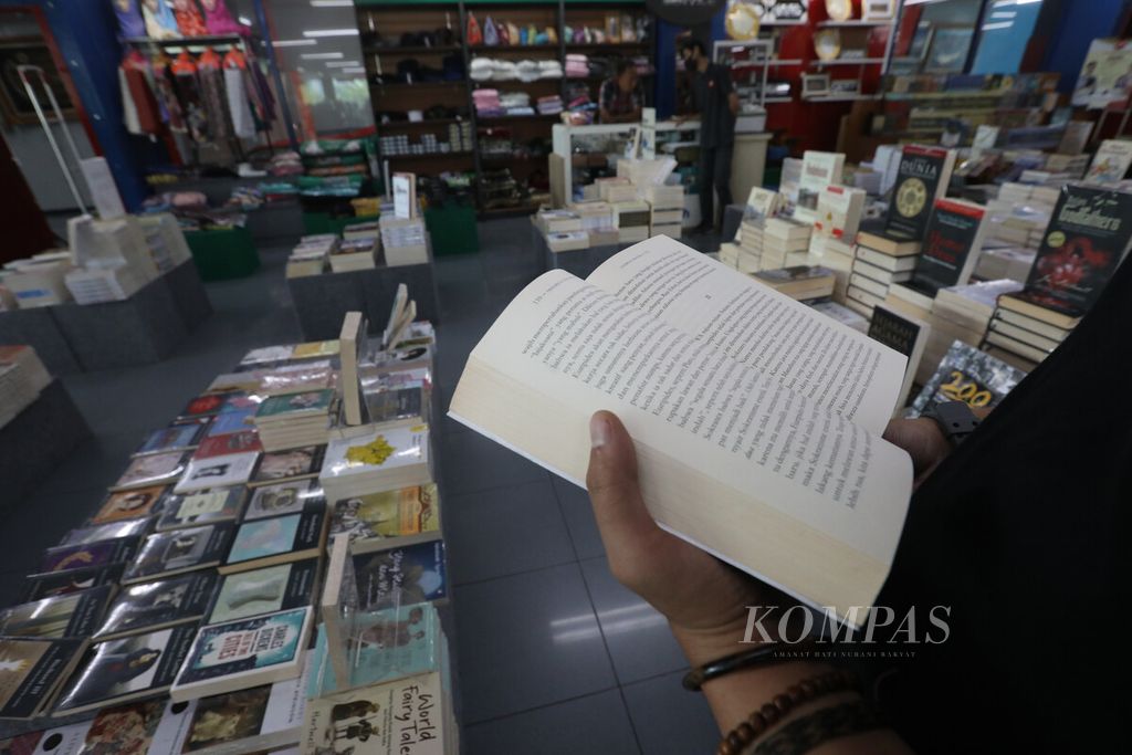 Pengunjung membaca buku di toko buku Gunung Agung di kawasan Kwitang, Jakarta Pusat, Senin (22/5/2023). PT GA Tiga Belas atau toko buku Gunung Agung akan menutup seluruh tokonya pada akhir tahun ini.