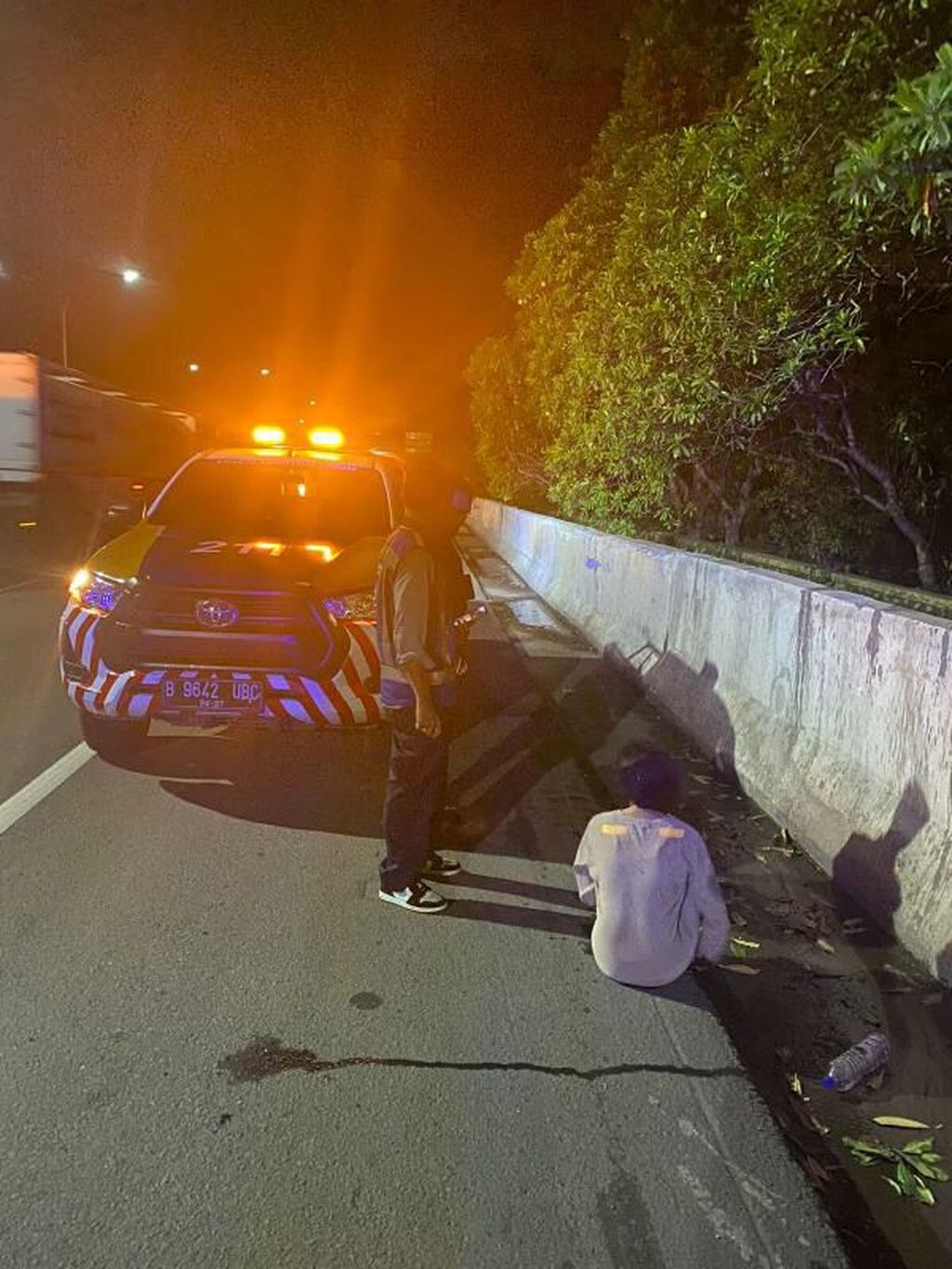 Petugas patroli jalan raya Tol Jakarta-Tangerang menemukan seorang perempuan di pinggir Tol Jakarta-Tangerang Km 25 pada Kamis (9/2/2023) dini hari. Korban diduga dianiaya dan diperkosa.