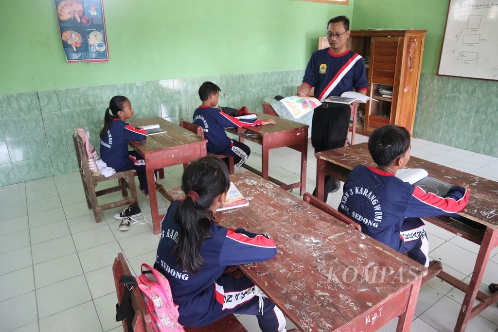 Siswa kelas VI SDN 3 Karangwuni mengikuti kegiatan belajar mengajar di Desa Karangwuni, Kecamatan Sedong, Kabupaten Cirebon, Jawa barat, Rabu (27/11/2019).