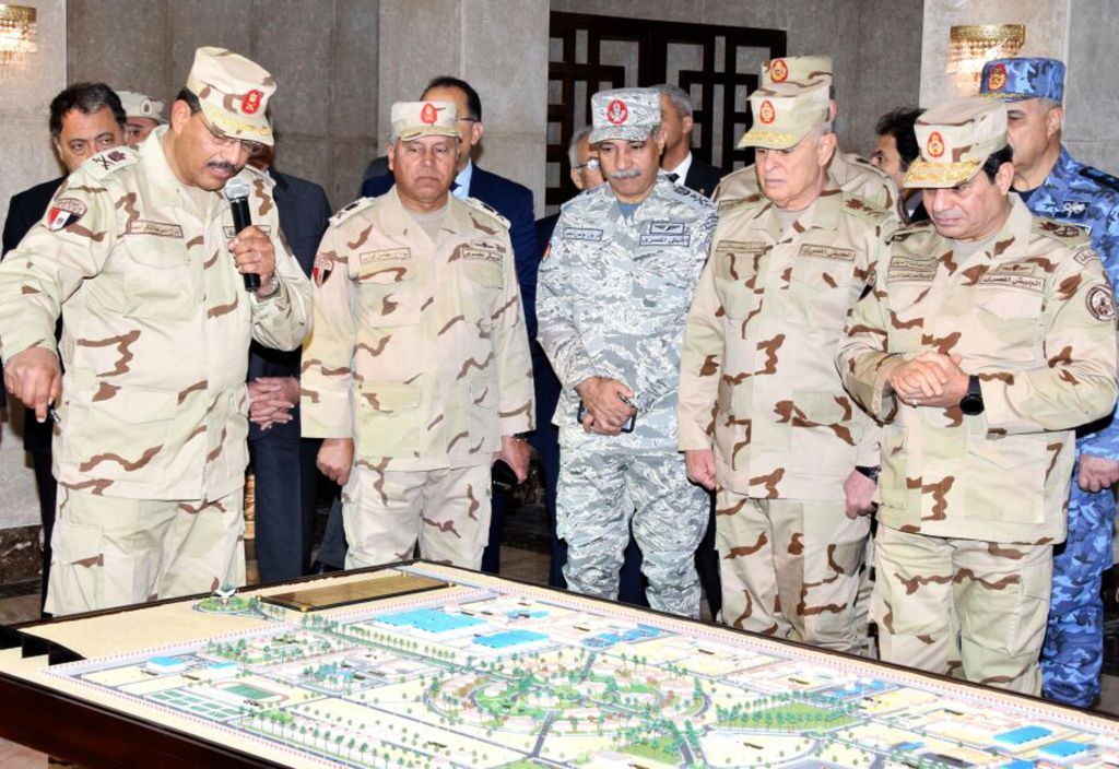 Dalam foto yang dirilis Kepresidenan Mesir pada 25 Februari 2018 ini, terlihat Presiden Mesir Abdel Fattah el-Sisi (kanan) berpakaian seragam militer saat berkunjung ke markas pasukan timur di Terusan Suez di lokasi yang tak diungkapkan di Sinai. 