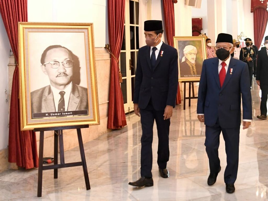 President Joko Widodo and Vice President Ma'ruf Amin after the awarding ceremony for the title of national hero at the State Palace, Jakarta, Wednesday (10/11/2021).