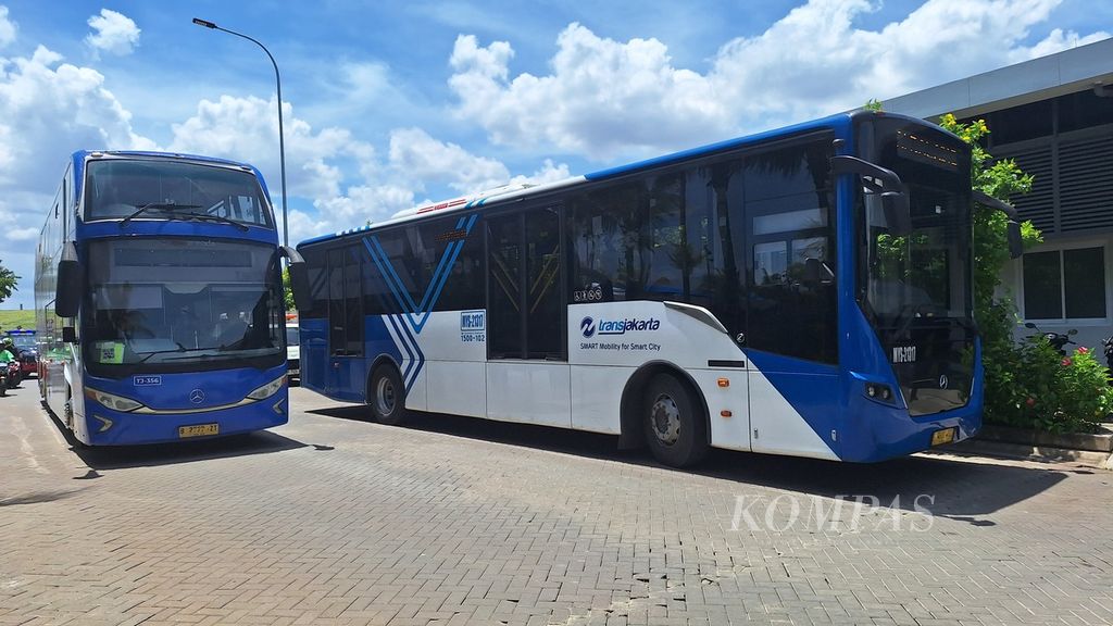 Bus Transjakarta menunggu penumpang di Pantai Indah Kapuk (PIK) 2, Kabupaten Tangerang, Banten, Senin (4/3/2024).