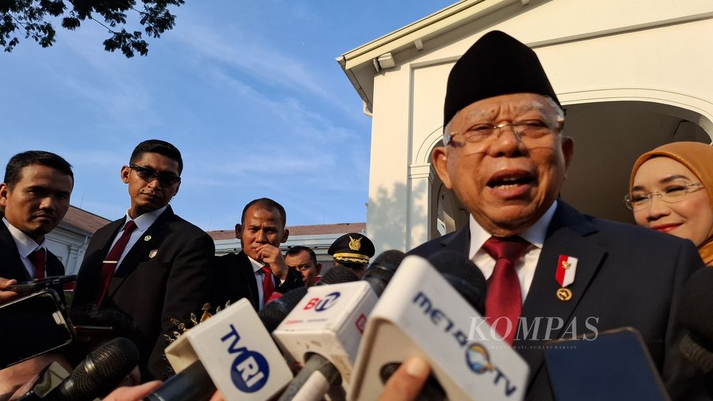 Wakil Presiden Ma’ruf Amin memberikan keterangan pers usai menghadiri Upacara Penurunan Bendera Negara Sang Merah Putih di Istana Merdeka, Jakarta, Sabtu (17/8/2024).