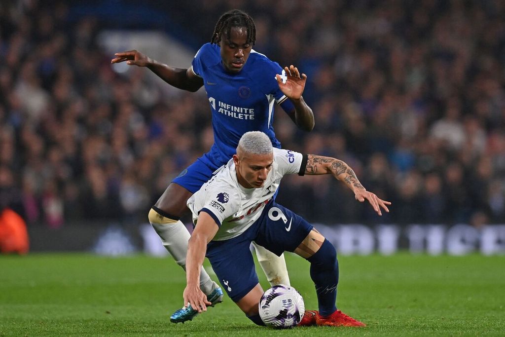 Chelsea defender Trevoh Chalobah and Tottenham Hotspur striker Richarlison were competing for the ball during a Premier League match between Chelsea and Tottenham Hotspur at Stamford Bridge Stadium in London on Friday (3/5/2024) early morning local time.
