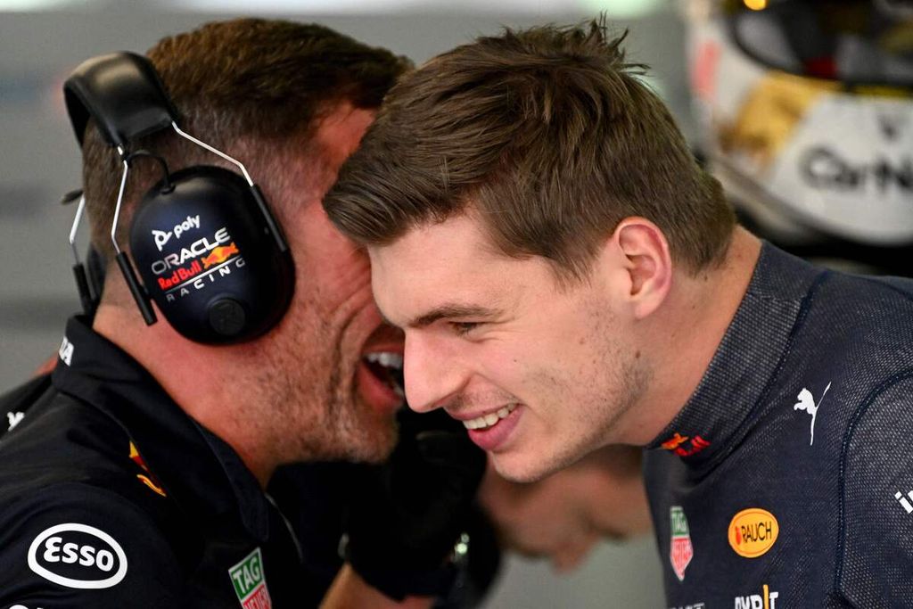 Pebalap Red Bull Max Verstappen berbincang dengan seorang mekanik tim jelang latihan bebas pertama Grand Prix Formula 1 Spanyol di Circuit de Catalunya, Montmelo, luar kota Barcelona, Jumat (20/5/2022).
