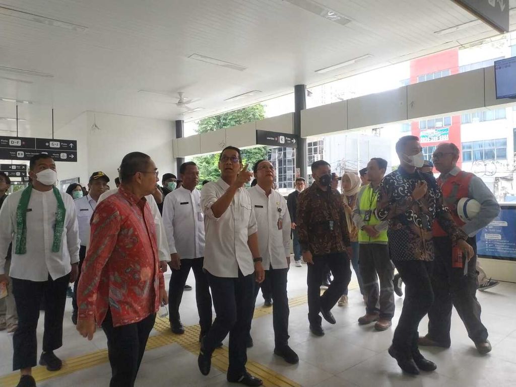 Penjabat Gubernur DKI Jakarta Heru Budi Hartono saat meresmikan Skywalk Kebayoran Lama, Jakarta Selatan, Jumat (27/1/2023).