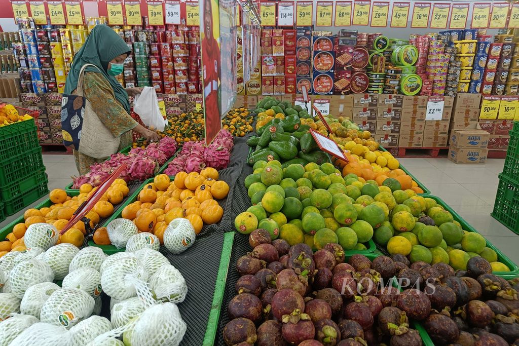 Konsumen memilih buah segar di pasar swalayan Super Indo di Jalan Ciater Raya, Serpong, Tangerang Selatan, Banten, Rabu (22/3/2023). 