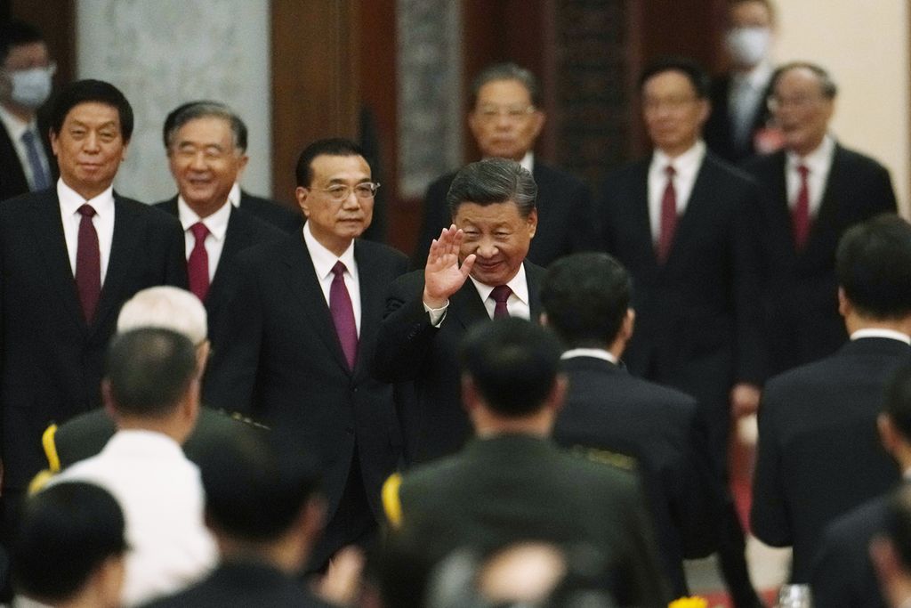 Presiden China Xi Jinping melambaikan tangan di depan para anggota lain Komite Tetap Politbiro China, termasuk Perdana Menteri China Li Keqiang (keempat dari kiri) dalam acara makan malam resepsi Hari Nasional China di gedung Balai Agung Rakyat di Beijing, China, 30 September 2022. 