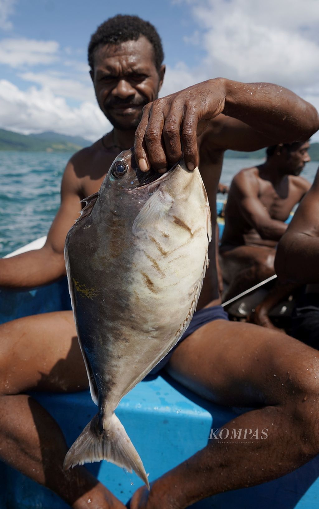 Nelayan menunjukkan hasil ikan tangkapannya di perairan Kampung Malaumkarta, Distrik Makbon, Kabupaten Sorong, Papua Barat Daya, Selasa (6/6/2023). Nelayan setempat masih menggunakan peralatan tradisional saat berburu lobster untuk menjaga keberlangsungan sumber daya alam.  