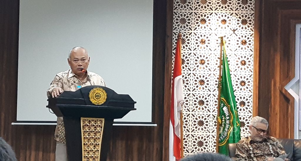 Duta Besar Indonesia untuk Iran periode 2012-2018 Dian Wirengjurit mendiskusikan buku karyanya yang berjudul <i>Politik Nuklir: Antara Kemanusiaan dan Kekuatan Militer</i> di Universitas Muhammadiyah Jakarta, Kamis (20/10/2022).