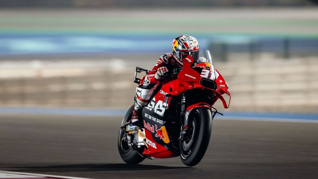 Performa brilian Pedro Acosta dalam balapan MotoGP di Qatar, Minggu (10/2/2024), mencuri perhatian Valentino Rossi, hingga legenda hidup MotoGP itu mengirim ucapan penyemangat kepada pebalap tim Red Bull Gasgas Tech3 itu. 