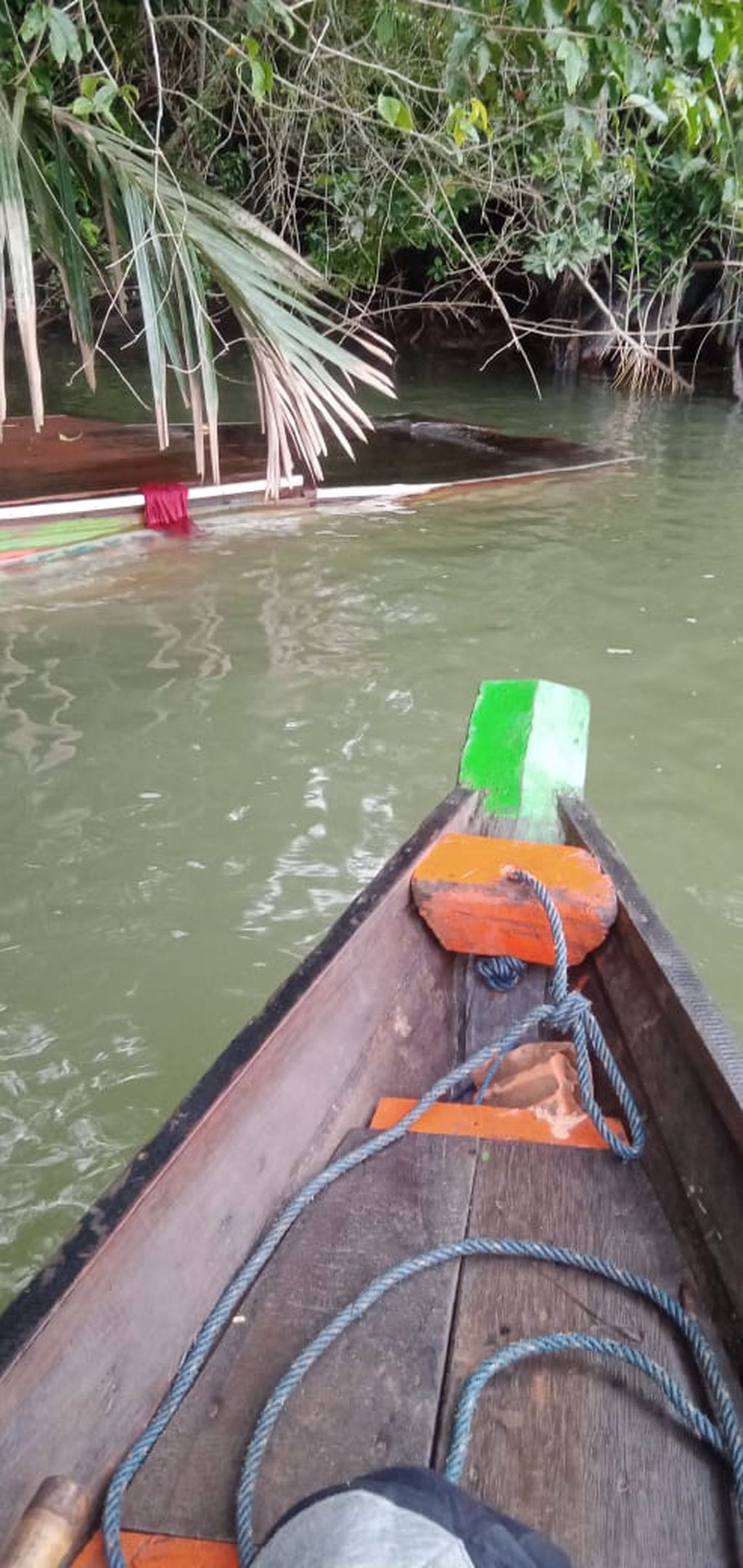 Puing Perahu Cepat Sinar Agung bertabrakan dengan perahu ketek bermuatan kelapa di perairan Tanjung Serai, Banyuasin, Sumatera Selatan, Minggu (4/2/2024). 