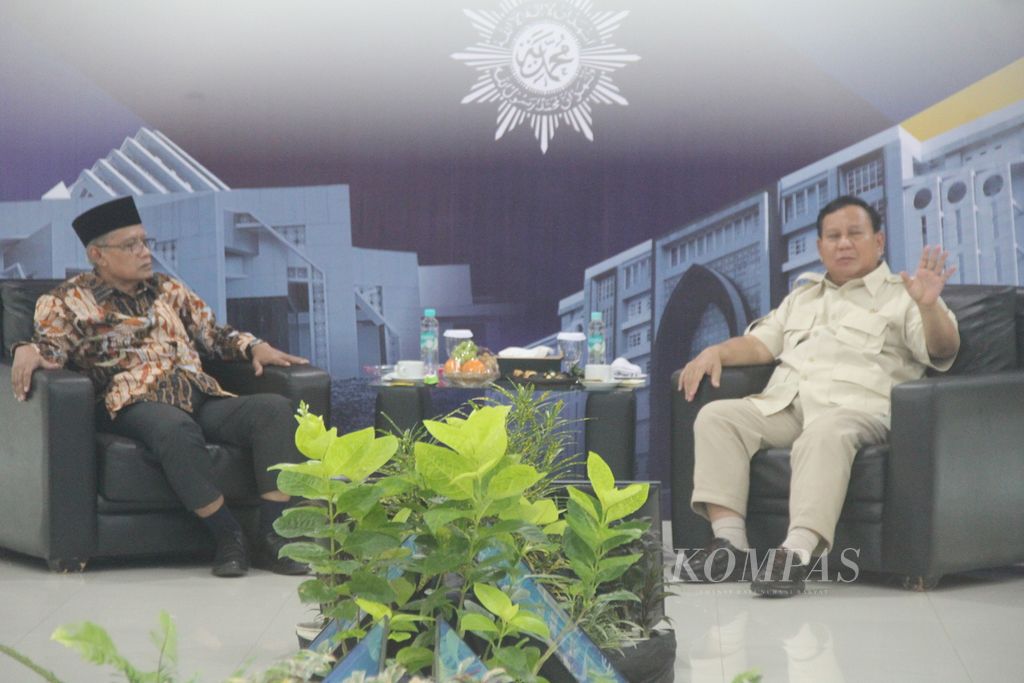Menteri Pertahanan Prabowo Subianto (kanan) berbincang dengan Ketua Umum Pimpinan Pusat Muhammadiyah Haedar Nashir di kampus Universitas Ahmad Dahlan, Kabupaten Bantul, Daerah Istimewa Yogyakarta, Jumat (14/7/2023). 