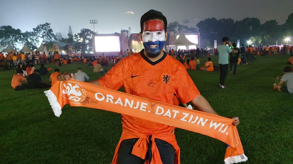 Pendukung tim nasional Belanda, Afrizal Benjo, mengikuti acara nonton bareng pertandingan Piala Dunia Qatar 2022 antara Belanda melawan Ekuador di Festival Oranje Indonesia di Lapangan Panahan, kompleks Gelora Bung Karno (GBK), Jakarta, Jumat (25/11/2022).