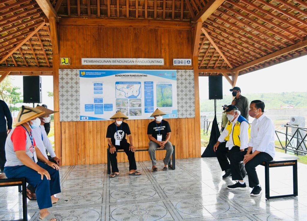 Presiden Jokowi berdialog dengan para petani saat meresmikan Bendungan Randugunting, Kabupaten Blora. Rabu(5/1/2022)