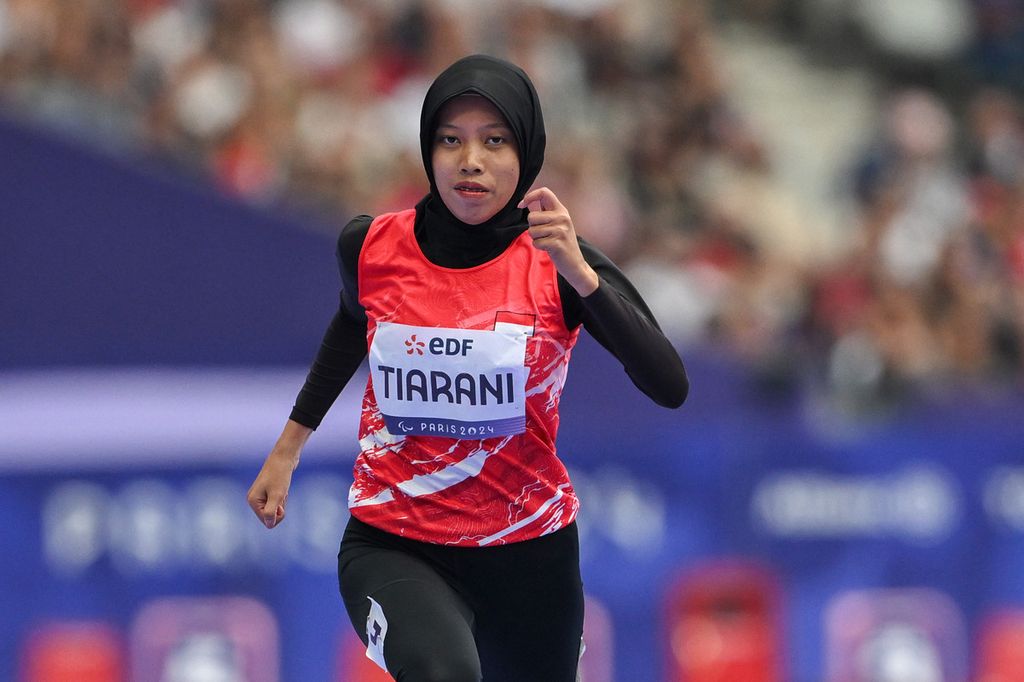 Sprinter Indonesia, Karisma Evi Tiarani, dalam pertandingan babak penyisihan nomor 100 meter T63 putri Paralimpiade Paris 2024 di Stadion Stade de France, Paris, Perancis, Sabtu (7/9/2024). 