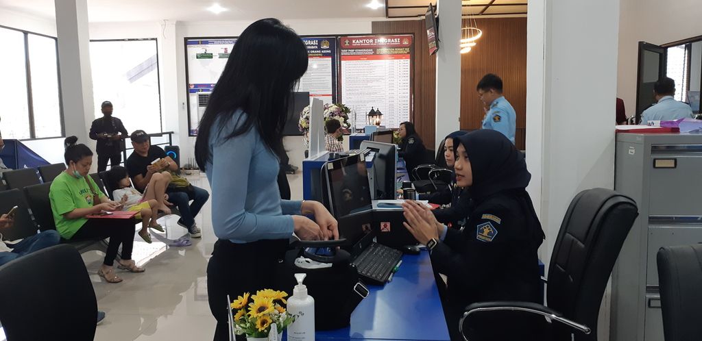Salah satu warga mengakses layanan biometric untuk pengurusan izin tinggal warga negara asing di Kanimsus TPI Surabaya, Kamis (20/7/2023). Direktorat Jenderal Imigrasi meluncurkan Layanan Edukasi Literasi Keimigrasian (Lentera) untuk memudahkan masyarakat.
