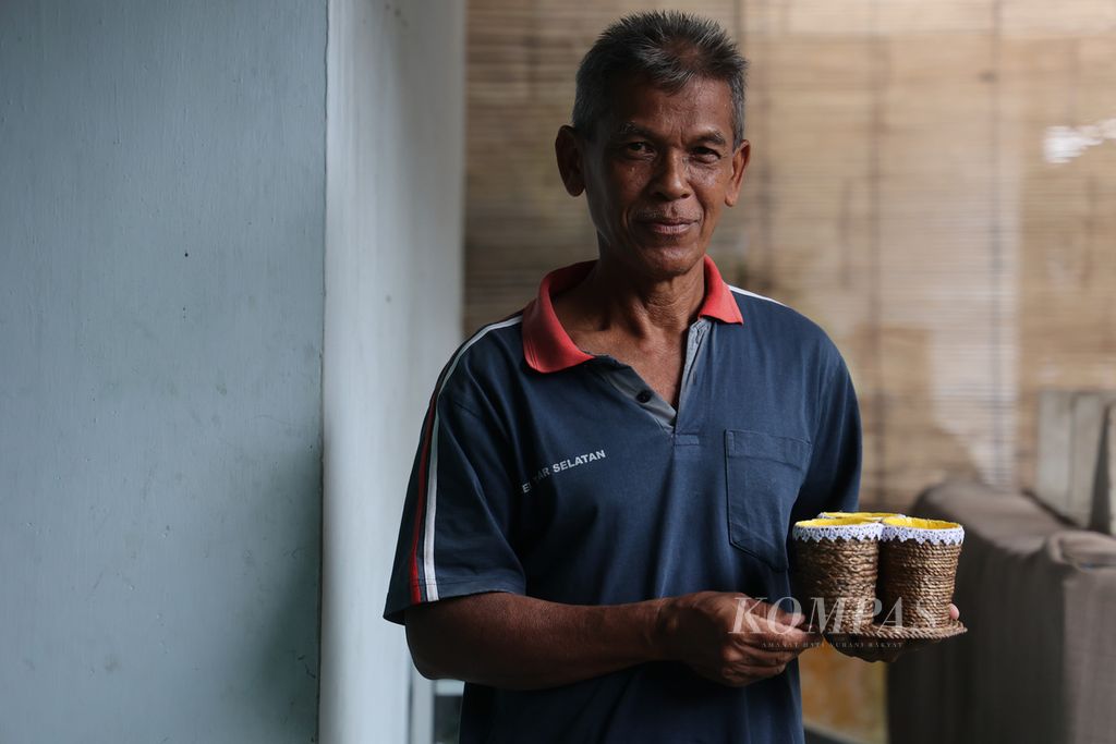 Direktur Bank Sampah Maju Lancar, Jumarlan (61),menunjukkan kerajinan berbahan sampah yang dibuat oleh anggota bank sampah tersebut di Kelurahan Tidar Selatan, Magelang Selatan, Magelang, Jawa Tengah, Kamis (20/10/2022).