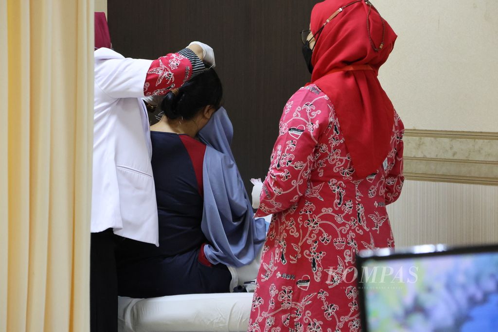 Pasien menjalani terapi akupunktur (tusuk jarum), Jumat (26/1/2024) sore, di RSUD KRMT Wongsonegoro, Semarang, Jawa Tengah.