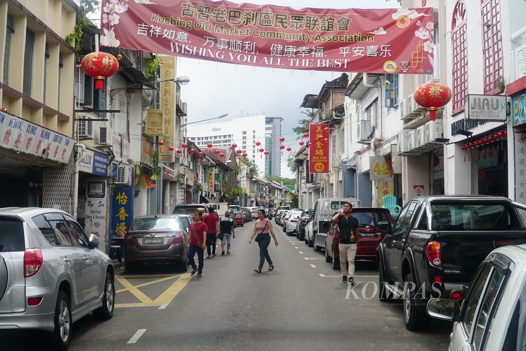 Pengunjung berjalan kaki di Jalan Carpenter, kawasan Kuching Old Bazaar, kota Kuching, Sarawak, Malaysia, Kamis (22/2/2024). 