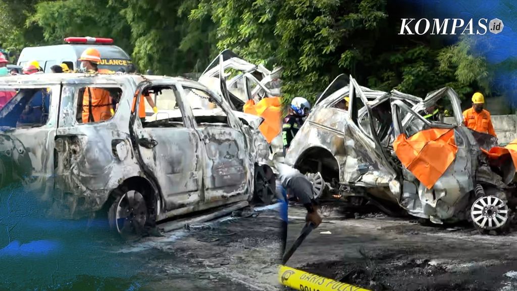 Sebuah bus dan dua mobil terlibat kecelakaan di Km 58 Tol Jakarta-Cikampek, Senin (8/4/2024). Kecelakaan ini mengakibatkan dua mobil terbakar.