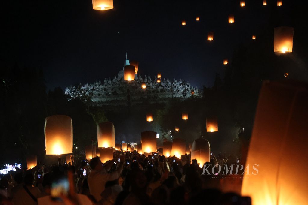 The 2,567 lanterns are adjusted to the year of Waisak celebration, which is 2567 BE.