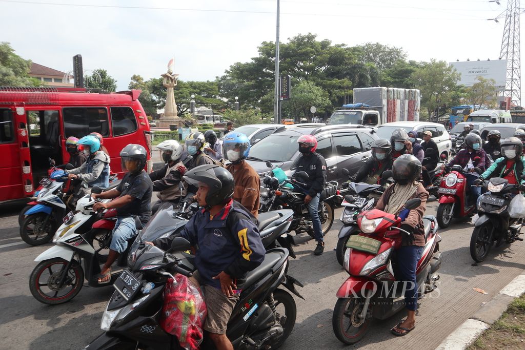 Pengendara melintasi jalur pantai utara Cirebon, Jawa Barat, Minggu (24/4/2022). Sejumlah pemudik mulai tampak di Cirebon jelang Lebaran 2022.